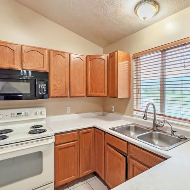 Building Photo - Awesome 4 Bedroom Pet Friendly Home w 2 car attached garage