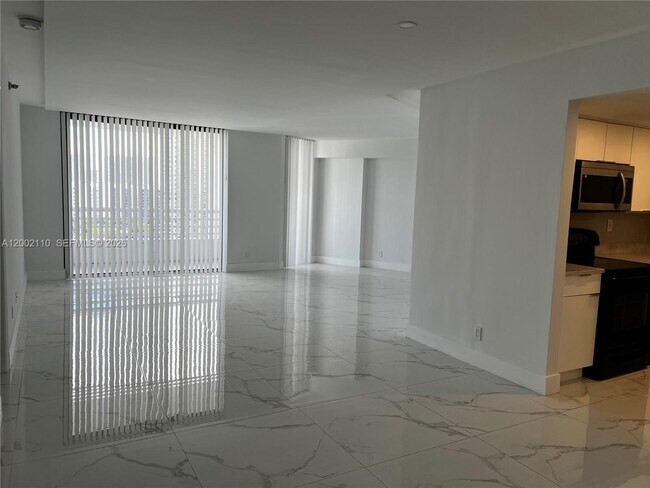 Foto del edificio - 3300 NE 192 St