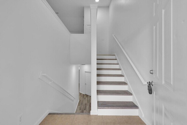 Foto del edificio - RENOVATED 3 BEDROOM 2 BATHS TOWNHOME