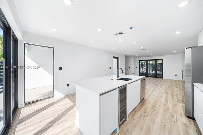 Building Photo - 11 NE 51st St