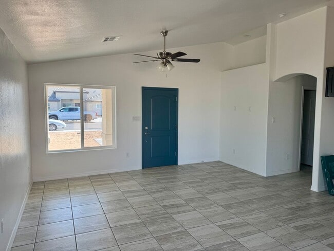 Foto del edificio - Almost New Home with three bedroom and two bath.