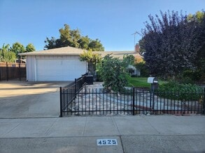 Building Photo - 4525 W Paradise Ave
