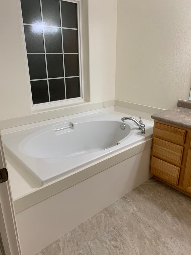 Large soaking bathtub in the master bathroom - 2260 Cumorah Way
