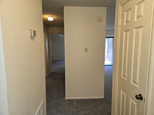 Foto del edificio - Two bedroom two bath gated Community Condos off Medical Drive close to I 10 & Babcock.