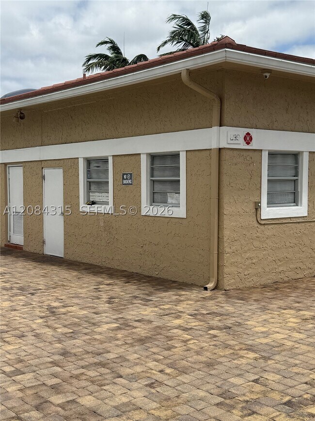 Building Photo - 10228 Twin Lakes Dr