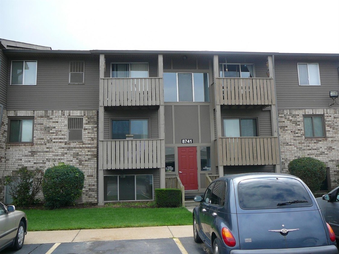 Foto principal - 8741 Greenwillow St