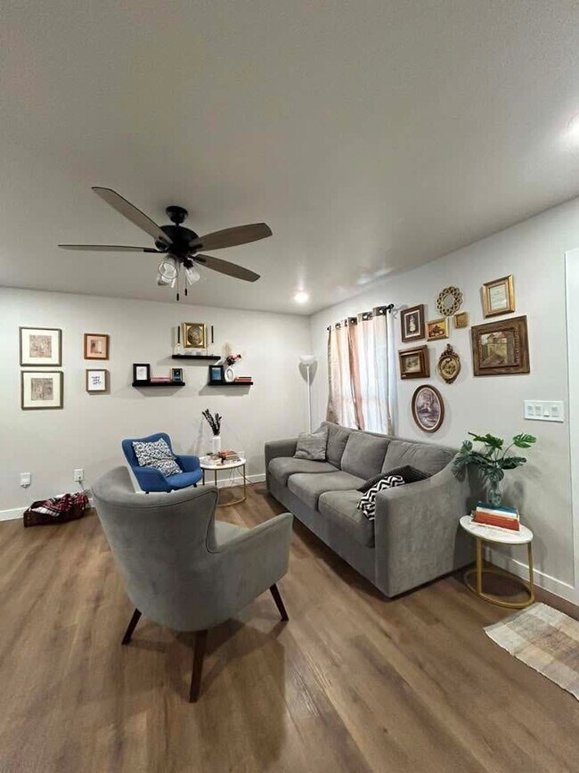 Foto del edificio - 10310 Creek St
