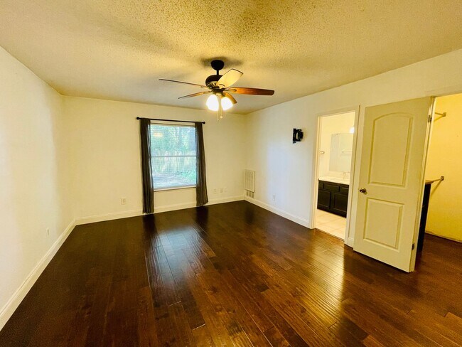 Building Photo - Beautiful 3/2 Split Floor Plan in Oxford O...