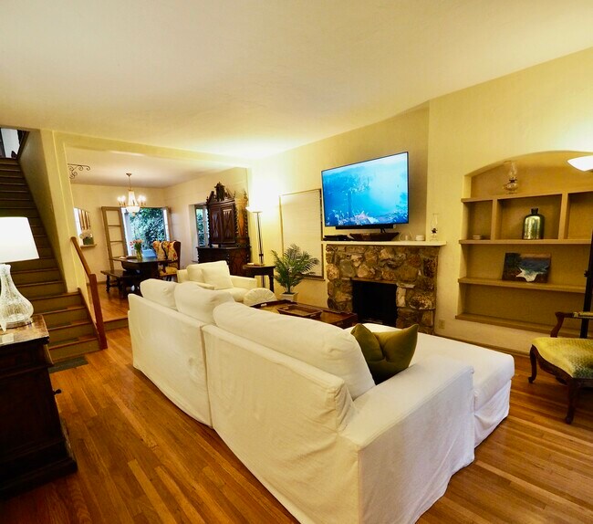 Lovely living room facing dining/kitchen, private back patio - 823 6th St