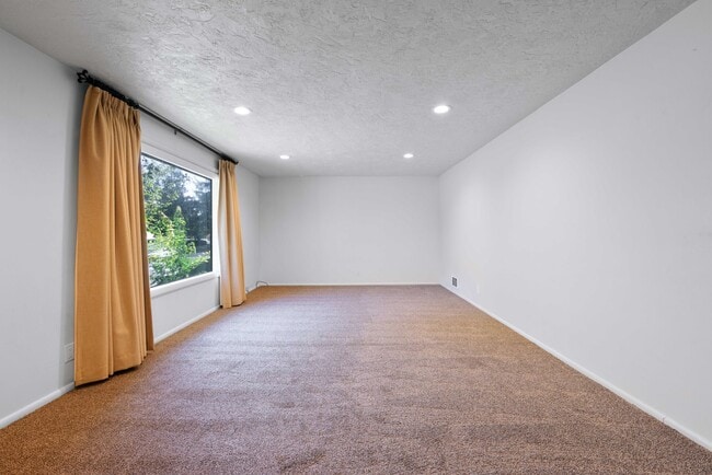 Building Photo - 3 Bed 2 Bath Home in Rexburg