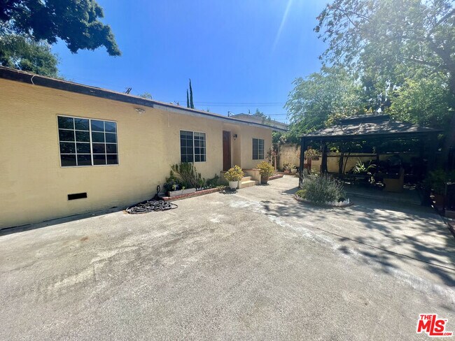 Building Photo - 3213 Mills Ave