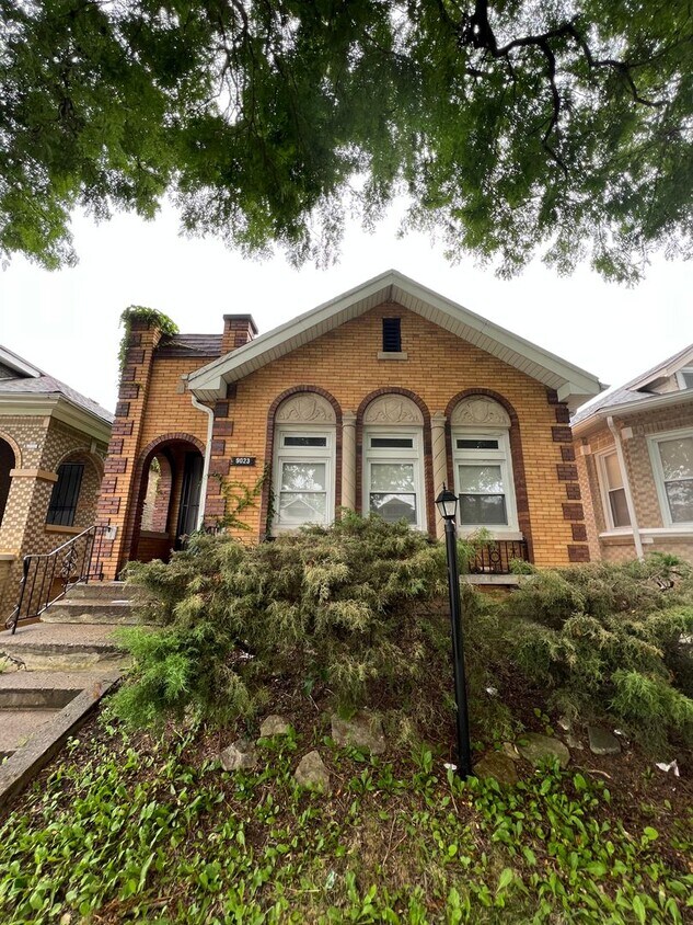 Primary Photo - 5 bed/2 bath Home sits on a quiet block in...