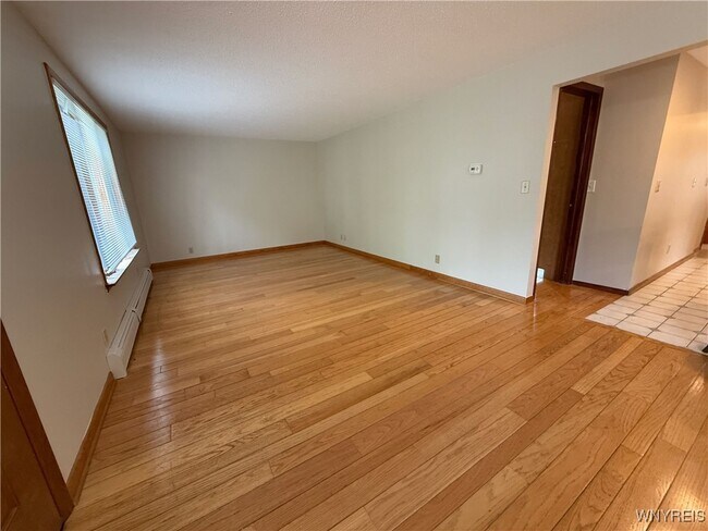 Foto del edificio - 437 Springville Ave