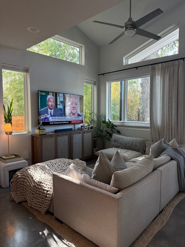 Foto del edificio - 1818 Waterston Ave