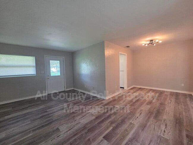 Building Photo - 827 Demington St