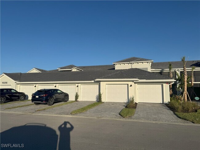 Foto del edificio - 15255 Grn Acrs Ave