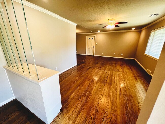 Foto del edificio - Beautifully, Corner-Lot 3BD 2BA Home in Be...