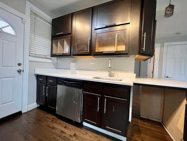 Building Photo - Renovated 2 Bed / 1 Bath in Logan Square — $1,925/mo, In Unit Laundry, Central Air, Dishwasher In...