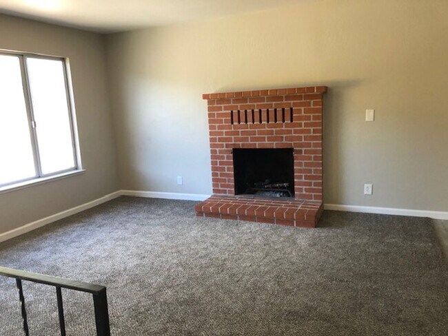 Building Photo - Fresh and Beautiful Pacifica 3/2 House ava...