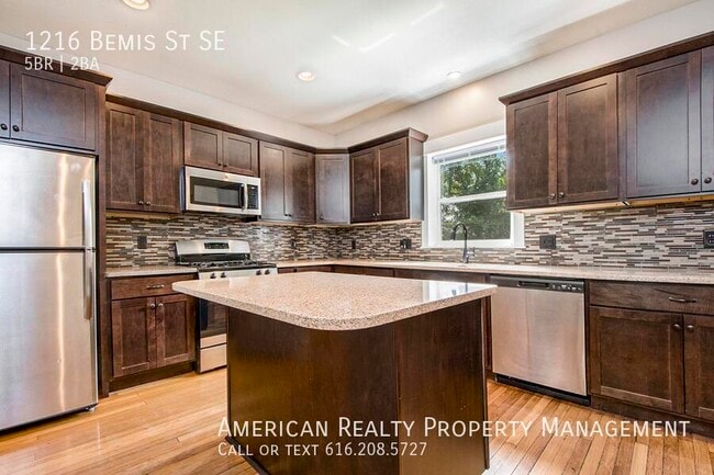 Building Photo - 1216 Bemis St SE