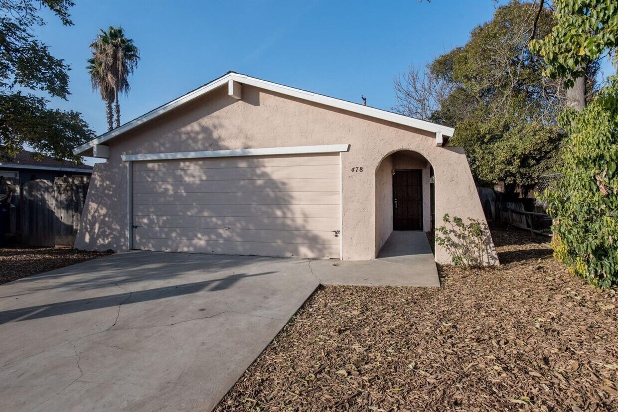 Primary Photo - Nicely Updated Pinedale 3/2