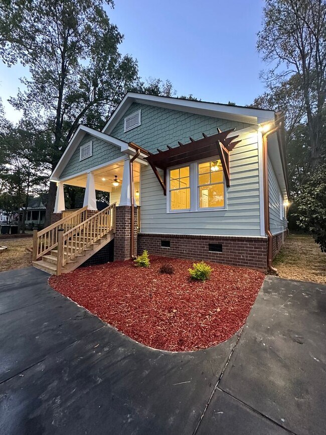 Building Photo - Downtown Monroe Home Available