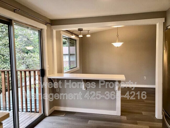 Building Photo - 11235 80th Ave NE
