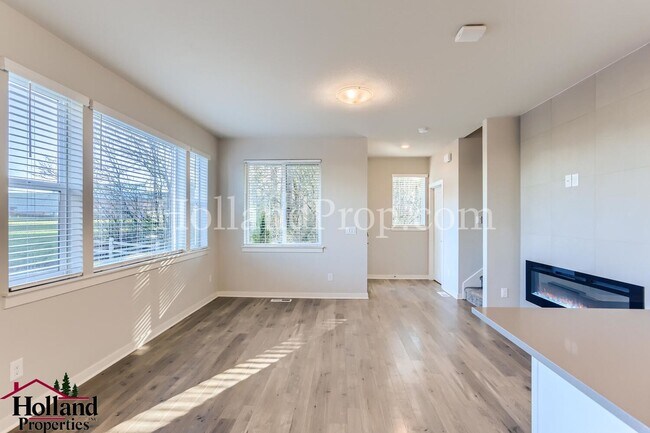 Foto del edificio - Modern Single-Family Home with spacious lo...