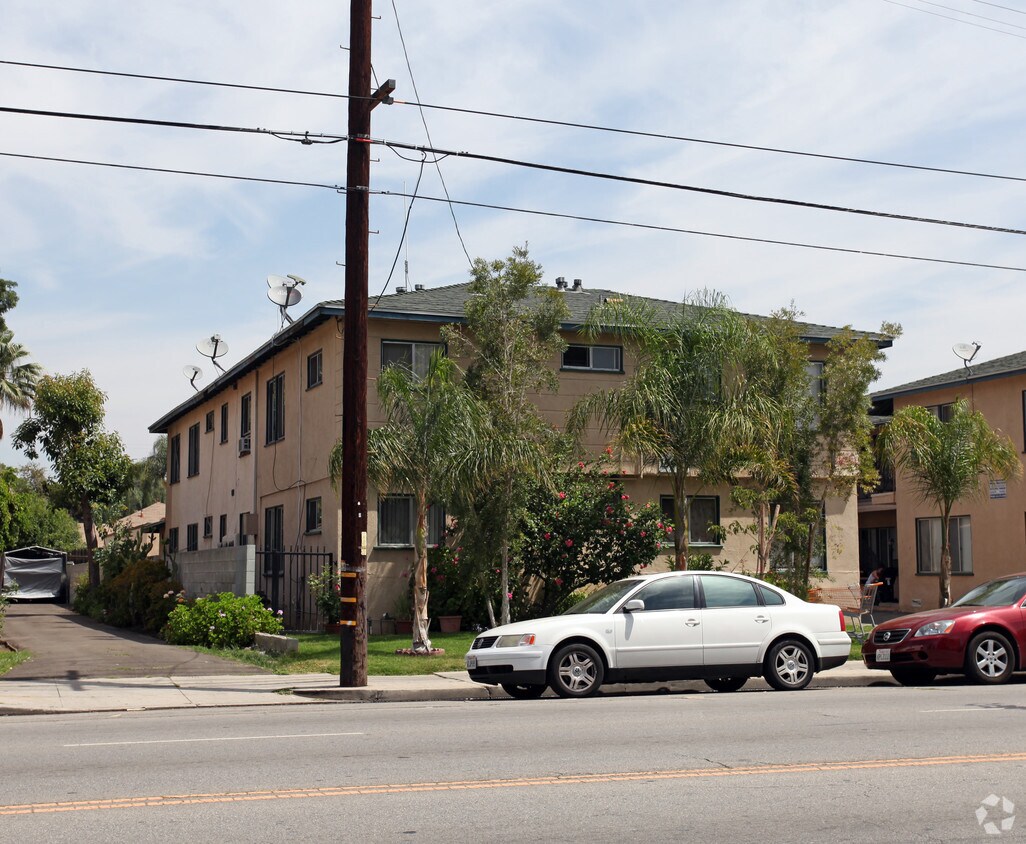 Building Photo - 15943 Vanowen St
