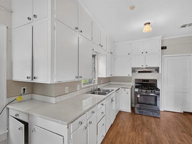 Building Photo - 2117 S 13th St