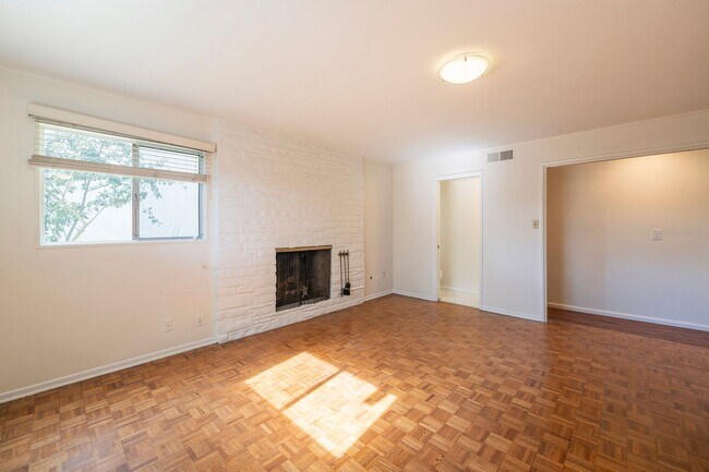 Building Photo - Charming 3-Bedroom Home with Spacious Yard...