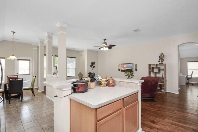 Foto del edificio - 3311 Raintree Village Dr