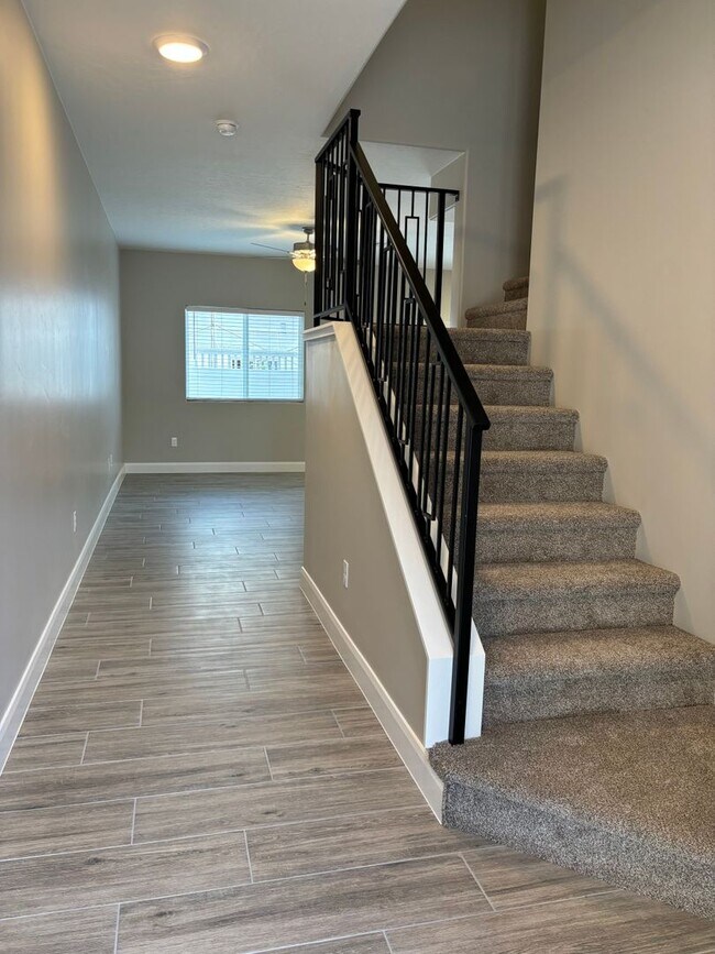 Foto del edificio - Beautiful Townhome!