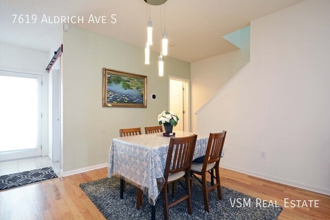 Building Photo - PERFECT CENTRAL LOCATION NEAR FOOD, SHOPS,...