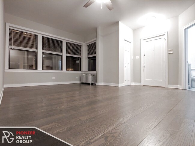 Building Photo - 5055 N Damen Ave