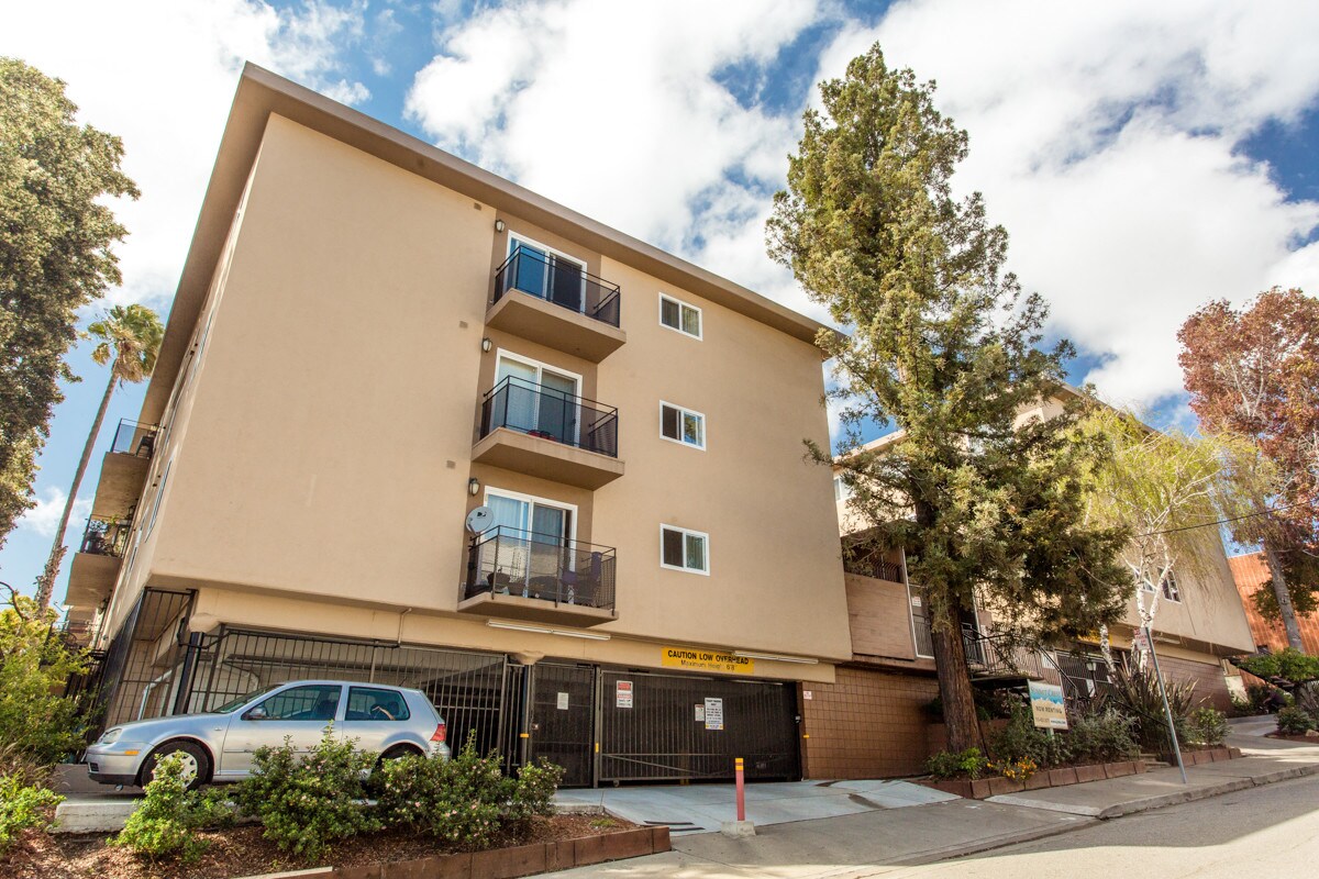 Primary Photo - 2801 Summit St