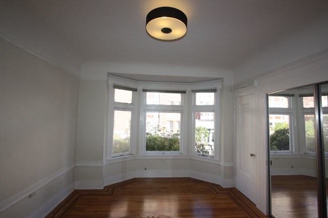 Building Photo - Bright and Spacious Studio in Lower Nob Hill