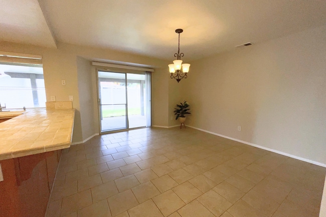 Building Photo - 4 Bed/2 Bath | Plus Office/Den | Single St...