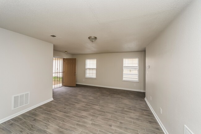 Building Photo - 4689 Waterfront Oak Dr