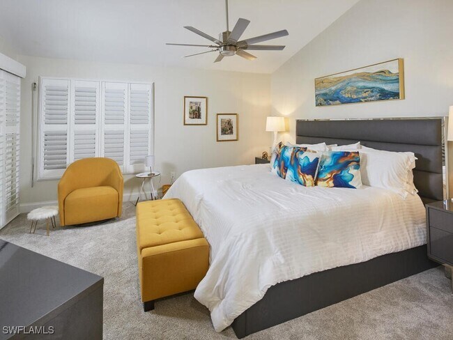 Foto del edificio - 575 Park Shore Dr