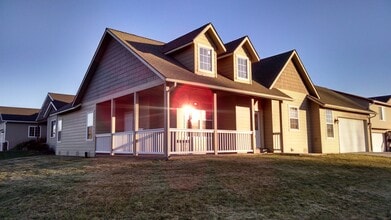 Building Photo - 604 N Stephanie St