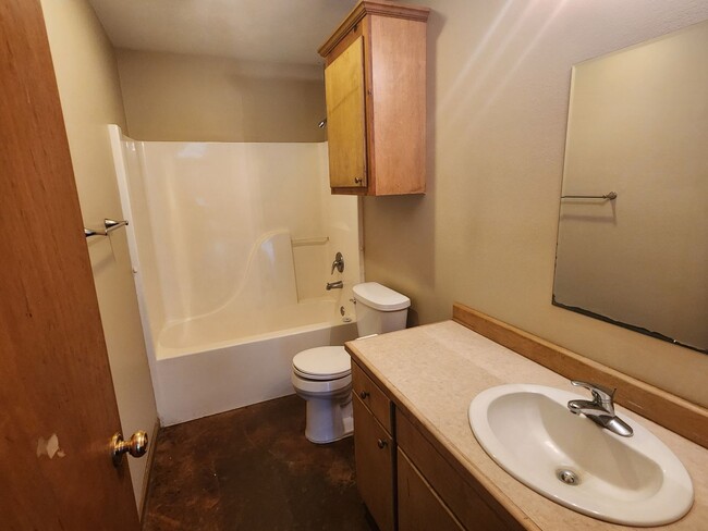 Building Photo - 2 Bed 2 Bath Duplex with Stained Concrete ...