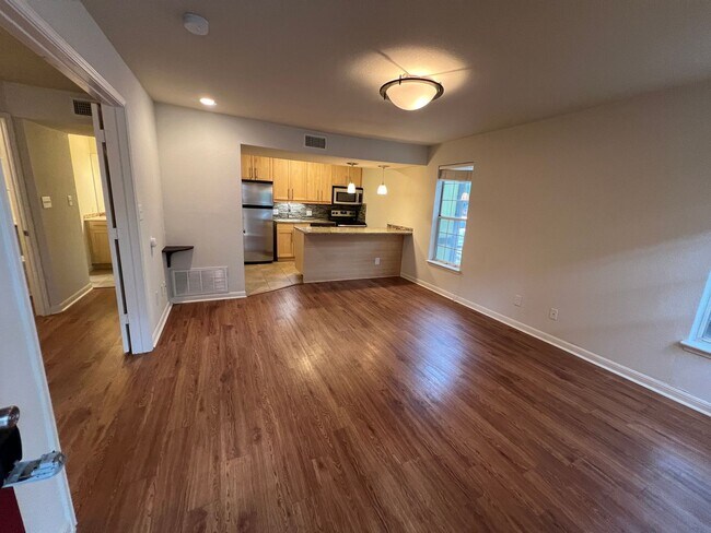 Building Photo - Fantastic Luxury 1-1 in the heart of Allan...