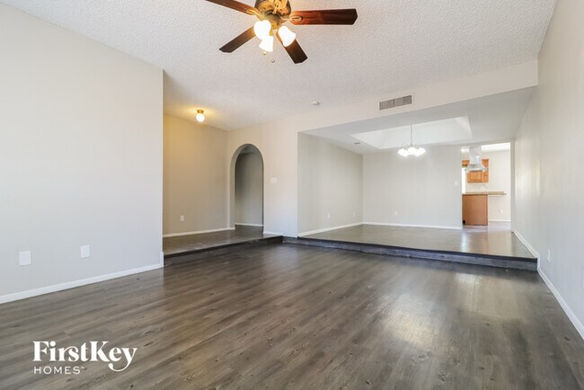 Building Photo - 6015 W Poinsettia Dr