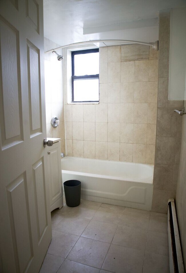 Foto del edificio - 4015 Baychester Ave