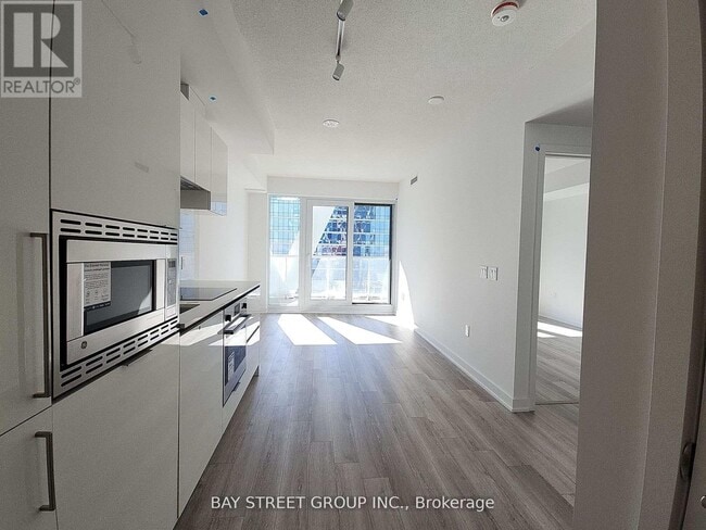 Building Photo - 230 Simcoe St