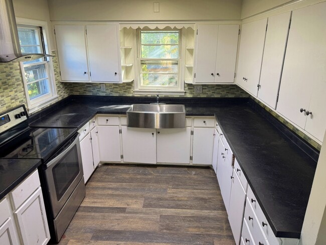 Building Photo - 530 Simon Ave W