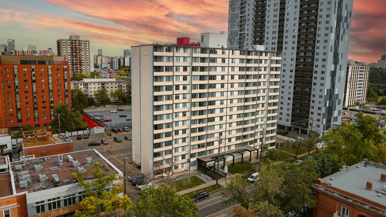 Primary Photo - Signature Tower