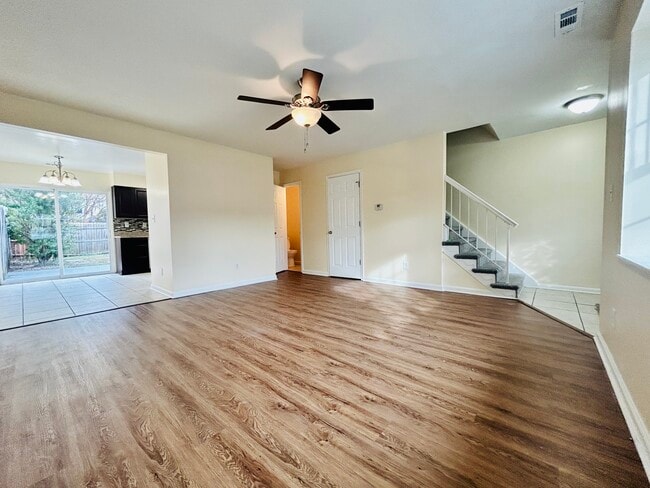 Sala de estar con armario para abrigos y tocador - 718 Spence Cir