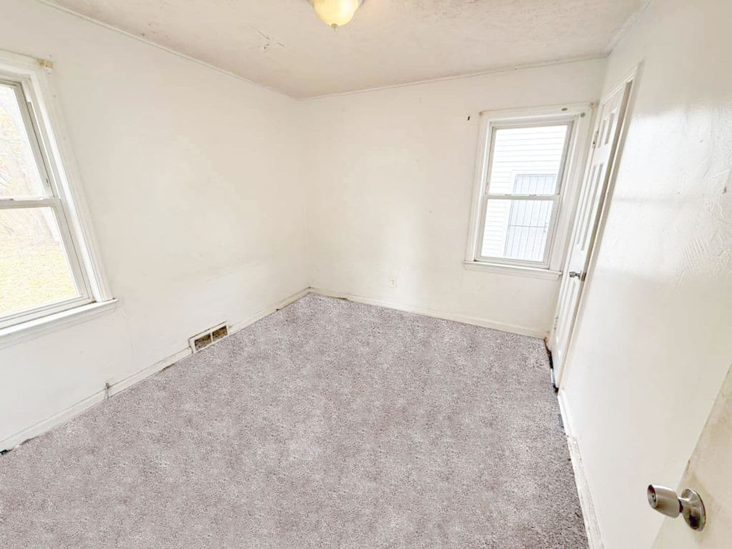 2484 Greenvale Rd Cleveland, OH 44121 – photo 5